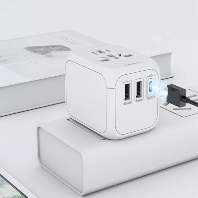Універсальний мережевий USB адаптер для подорожей та дому Travel Adapter перехідник для розеток Білий
