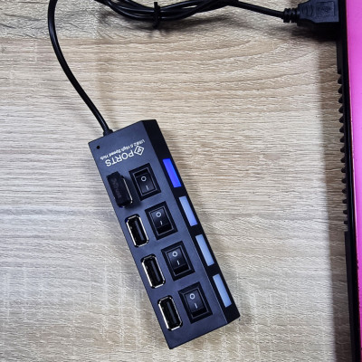 USB хаб розгалужувач на 4 порти з перемикачами на кожен порт концентратор адаптер чорний живлення USB 2.0