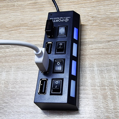USB хаб розгалужувач на 4 порти з перемикачами на кожен порт концентратор адаптер чорний живлення USB 2.0
