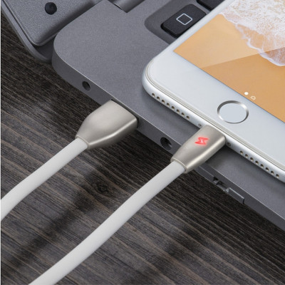 USB кабель для зарядки гаджетов и передачи данных Lightning 1м провод с функцией быстрой зарядки 2.4A