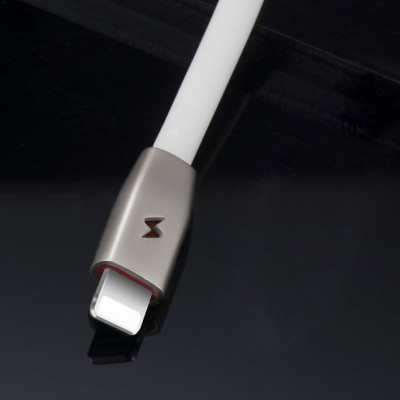 USB кабель для зарядки гаджетов и передачи данных Lightning 1м провод с функцией быстрой зарядки 2.4A